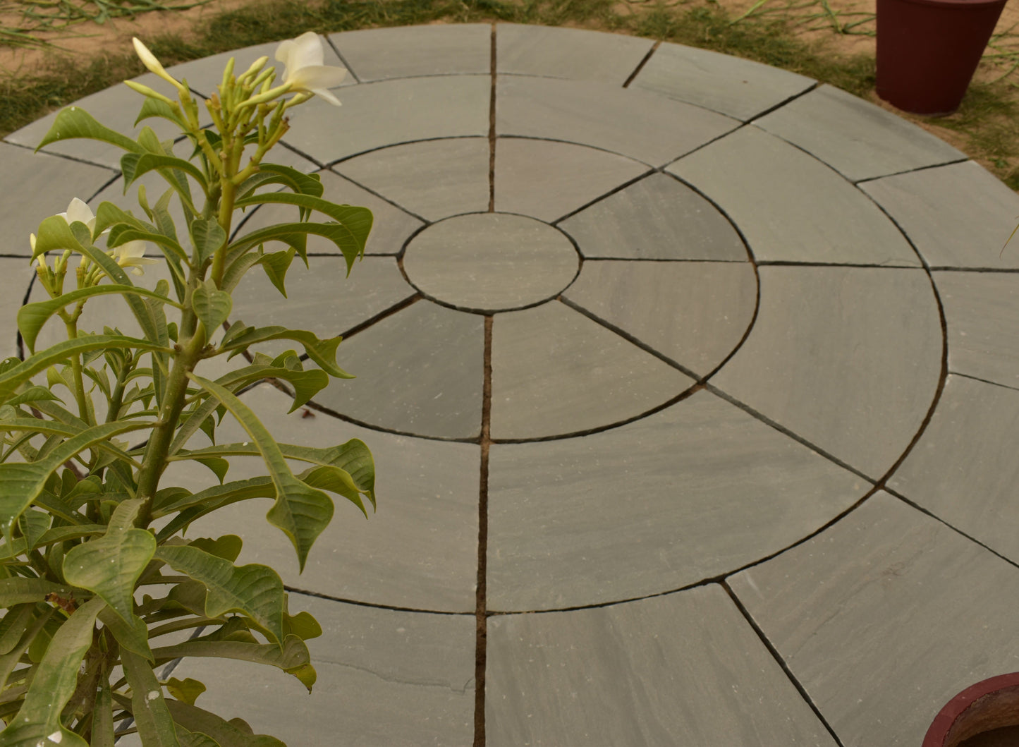 Kandla Grey circle paving kit, riven finish natural stone for landscaping.