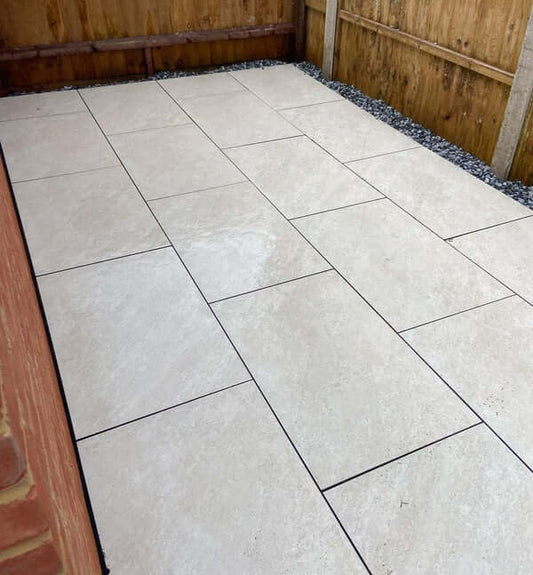 Achieving a modern minimalist patio look with monochromatic porcelain
