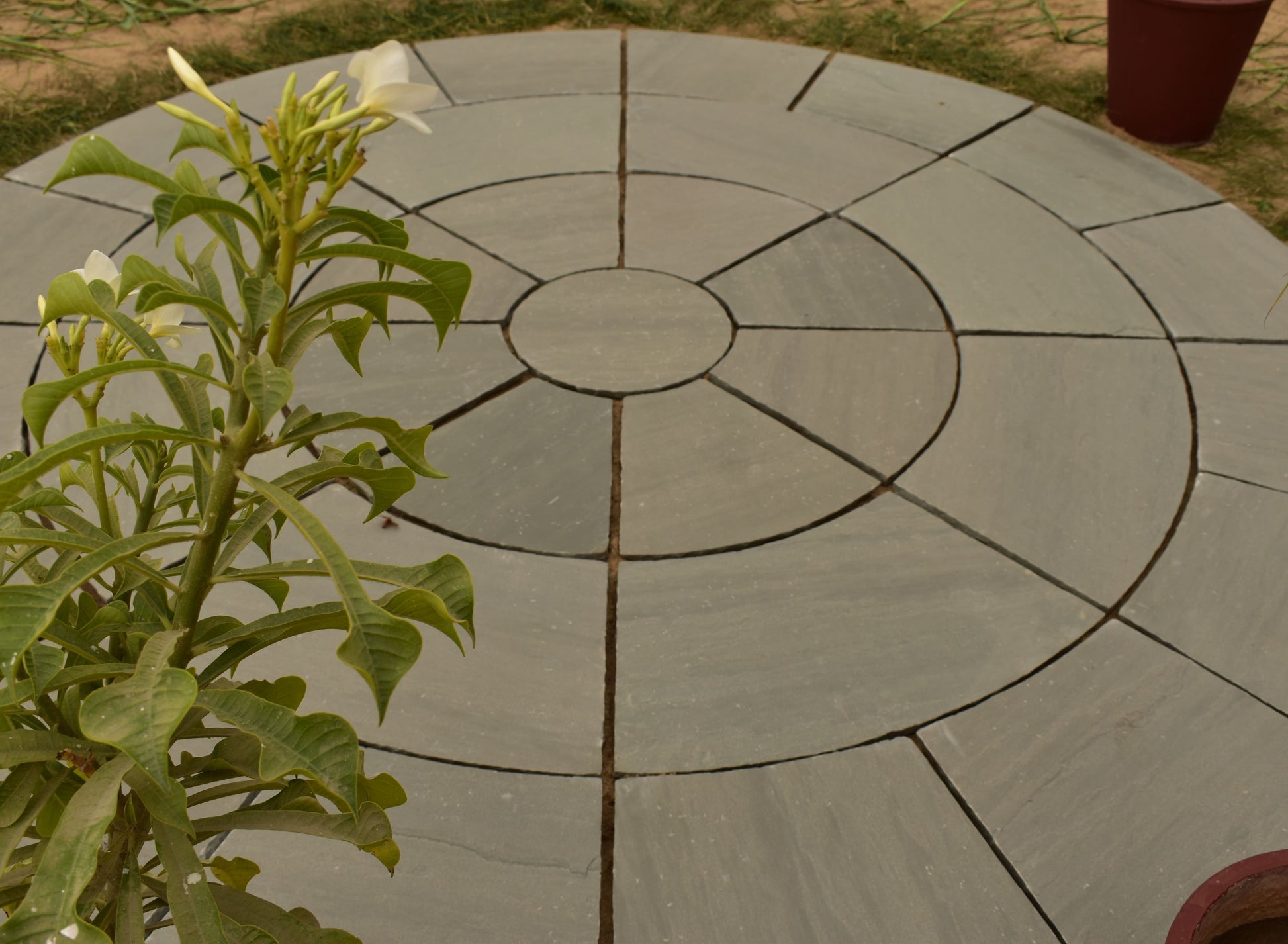 Kandla Grey circle paving kit, riven finish natural stone for landscaping.